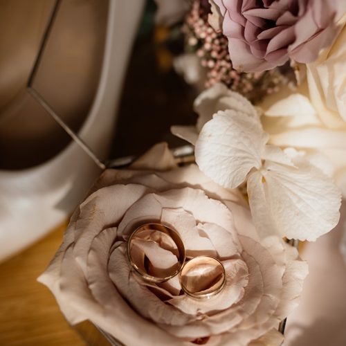 wedding-rings-lie-rose-1.jpg
